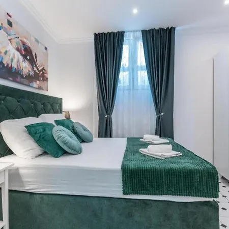 Apartment Art Center *